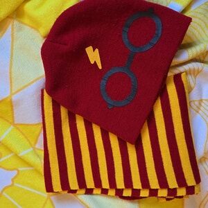 GUC - Harry Potter Hat and Scarf Set in Yellow and Red for Kids (Unisex)